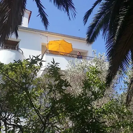 Carmen Apartment *